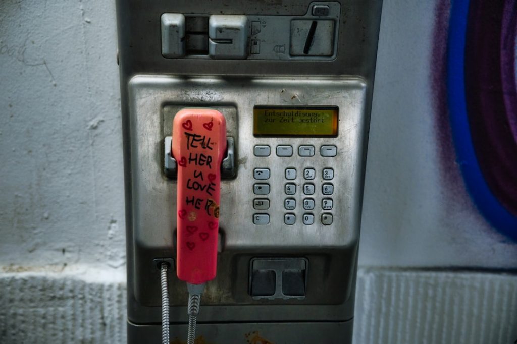 découvrez comment reconnaître et éviter les arnaques téléphoniques courantes pour protéger vos informations personnelles et votre argent.