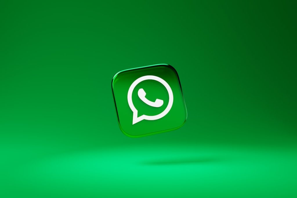 découvrez notre guide complet pour utiliser whatsapp web facilement. apprenez à connecter votre téléphone, envoyer des messages et gérer vos conversations depuis votre navigateur.