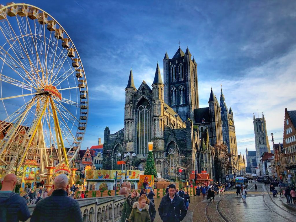 découvrez la belgique, un pays riche en histoire, culture, gastronomie et paysages variés entre villes dynamiques et charmantes campagnes.