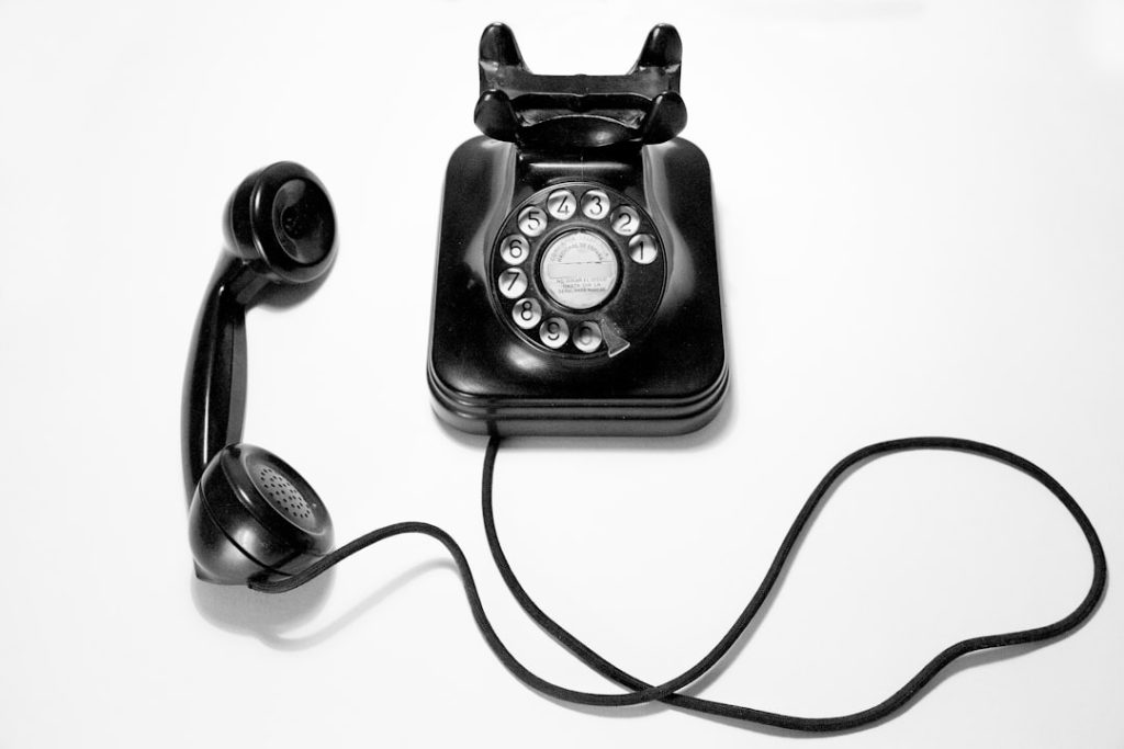 découvrez comment reconnaître et éviter les arnaques téléphoniques courantes pour protéger vos informations personnelles et financières.